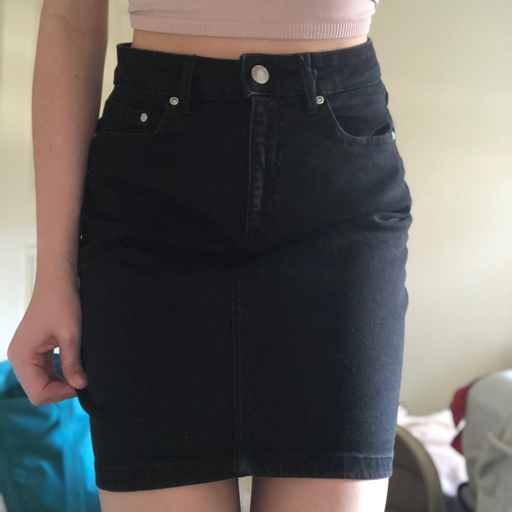 H&M black denim skirt. US 2.